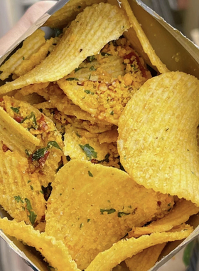 唔敌好吃！巨好吃新加坡奶油咸蛋黄薯片九层塔脆片追剧零食巨香