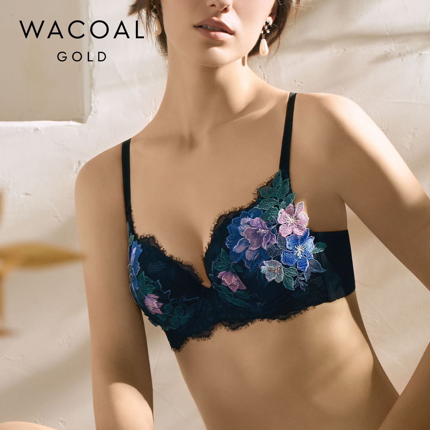华歌尔Wacoal梦幻花海刺绣聚拢透气女内衣文胸 WB3382