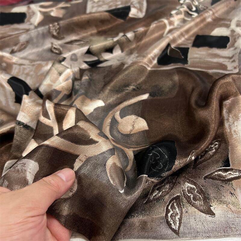 大牌设计师风棕咖色丝滑真丝感纯棉醋酸光泽缎面料裙裤垂坠感布料怎么看?