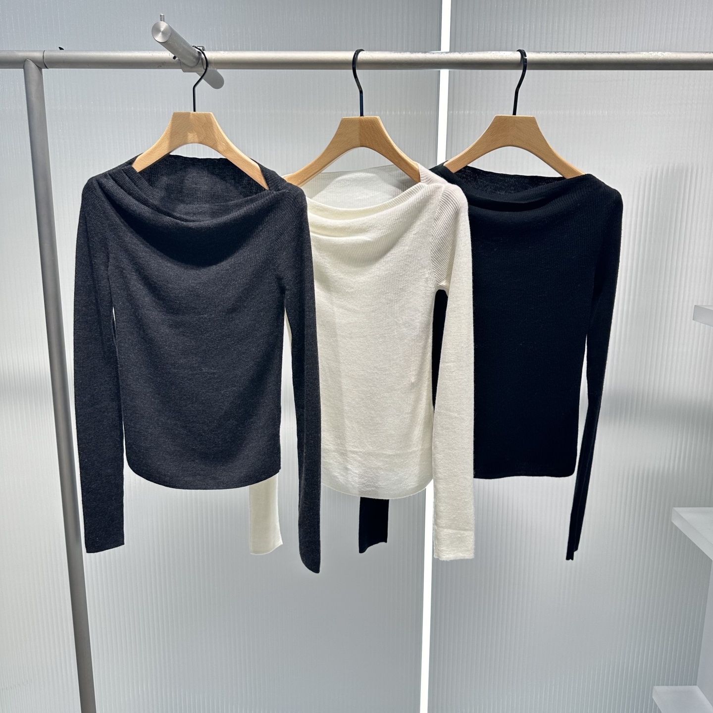 艾诺丝2025秋装新款气质百搭一字领修身薄款针织衫女上衣AR804008