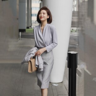 宽松V领百搭纯色设计感衬衣职场打底衫 女装 灰色轻奢春秋衬衫 大码