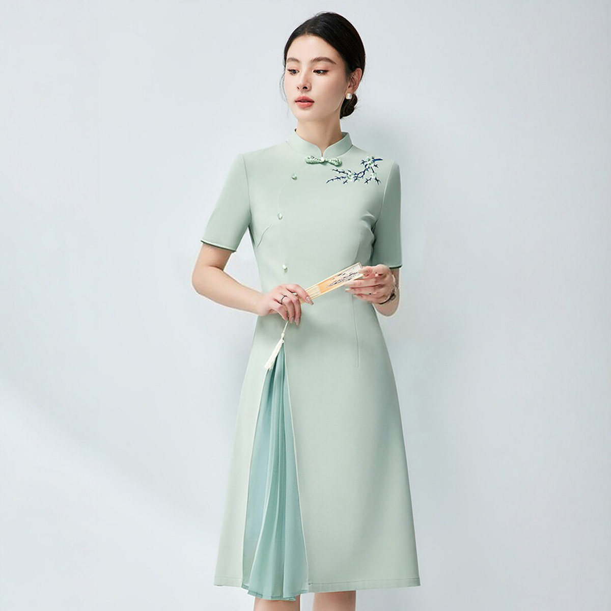 浅绿色国风职业连衣裙商务礼服