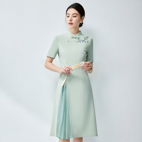 浅绿色国风职业连衣裙商务礼服