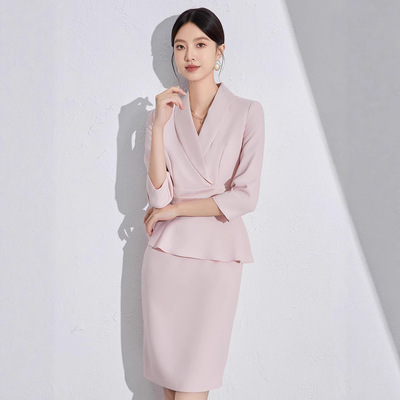 浅粉色职业连衣裙高级感主持人女