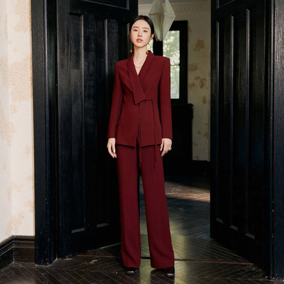 年会新年主持人深红色新中式西装