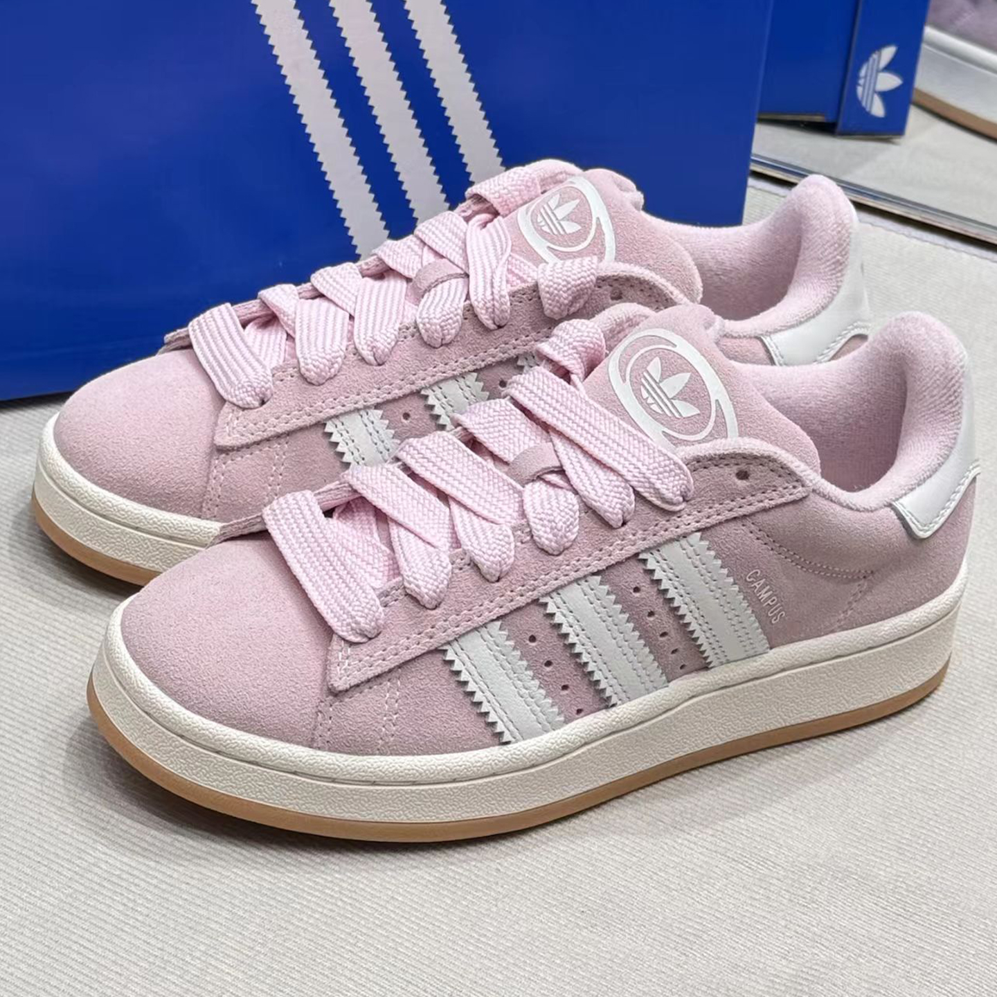 阿迪女子低帮休闲运动板鞋