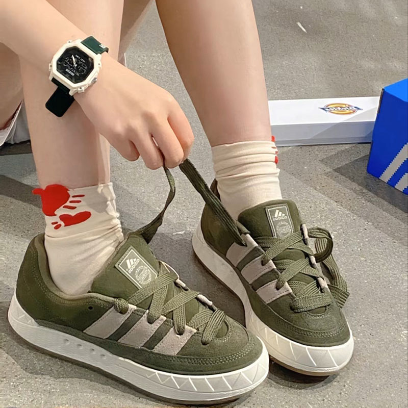 Adidas阿迪达斯Adimatic男女低帮复古休闲运动鲨鱼面包板鞋IE9863
