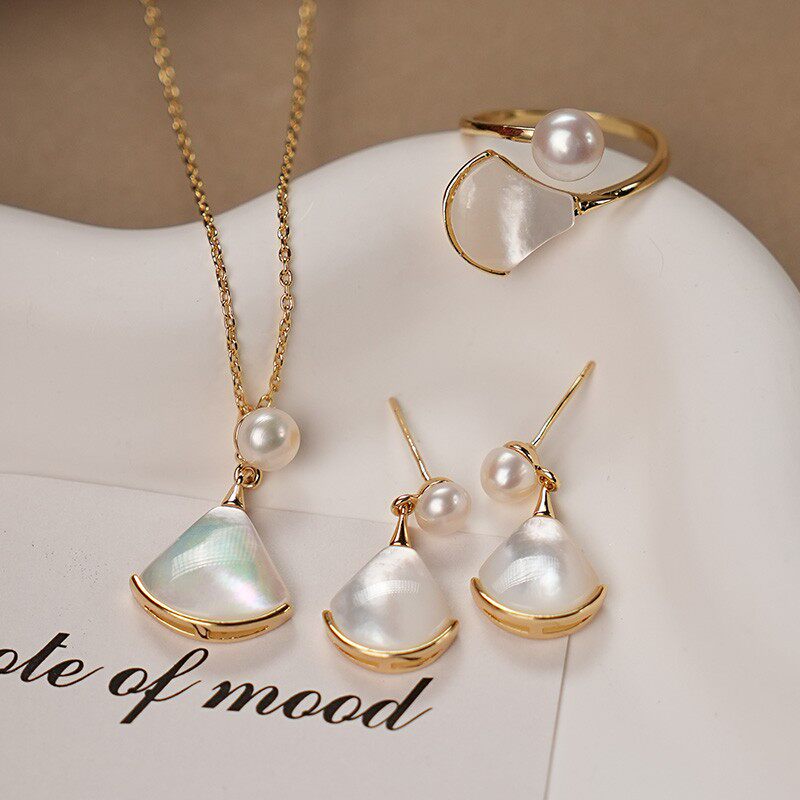 淡水珍珠白蝶贝小裙子三件套装法式项链简约气质