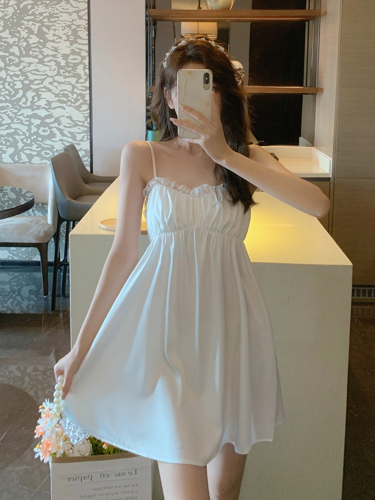 维多利亚2024夏季纯欲白月光褶皱吊带睡裙女蕾丝缎面网红风家居服