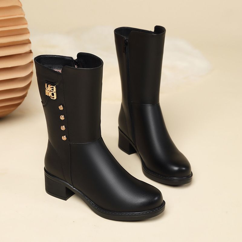 棕色妈妈鞋子2021冬季新款软皮保暖棉鞋靴子中筒靴中老年棉靴