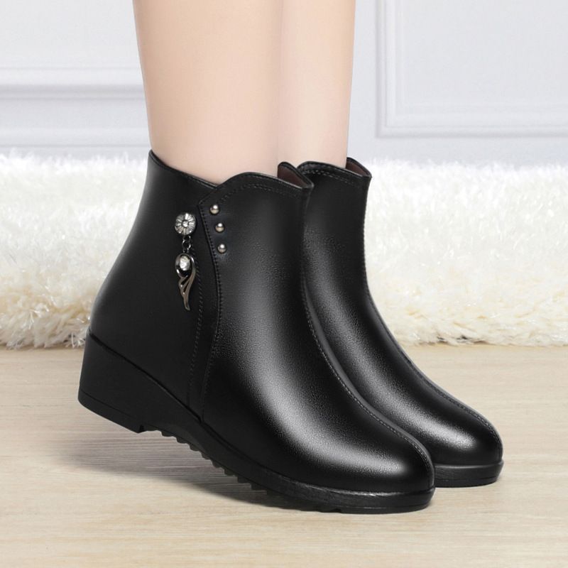 冬季中年妈妈鞋棉鞋舒适女秋软底短靴中老年女鞋保暖平底皮鞋