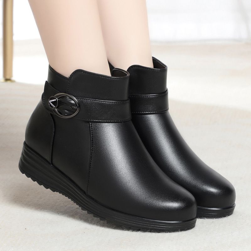 女靴冬季新款短靴妈妈棉鞋大码平跟中老年羊皮毛一体雪地靴女棉靴