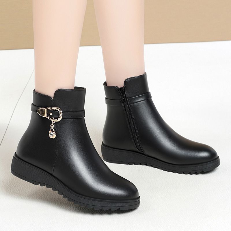 妈妈鞋子秋冬季2021年新款中老年棉鞋皮鞋平底靴子软皮短靴