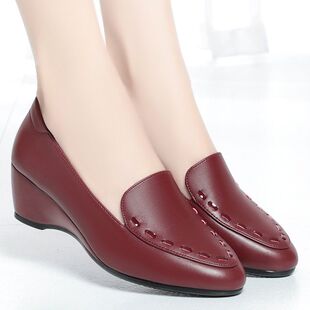 妈妈鞋春夏款2026新款坡跟单鞋女软皮舒适软底女鞋中老年休闲皮鞋