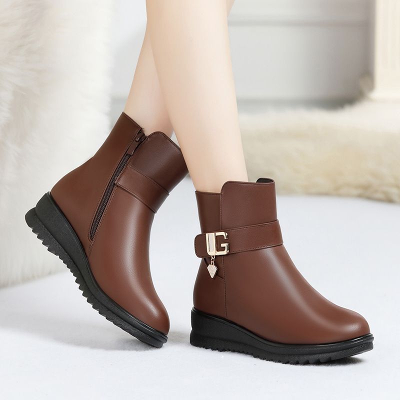 平底妈妈鞋秋冬短靴2021年新款软皮软底靴子保暖中老年女棉鞋