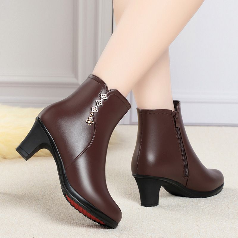 妈妈鞋子秋冬款新款短靴女软皮软底锥形跟靴子中老年棉鞋皮鞋