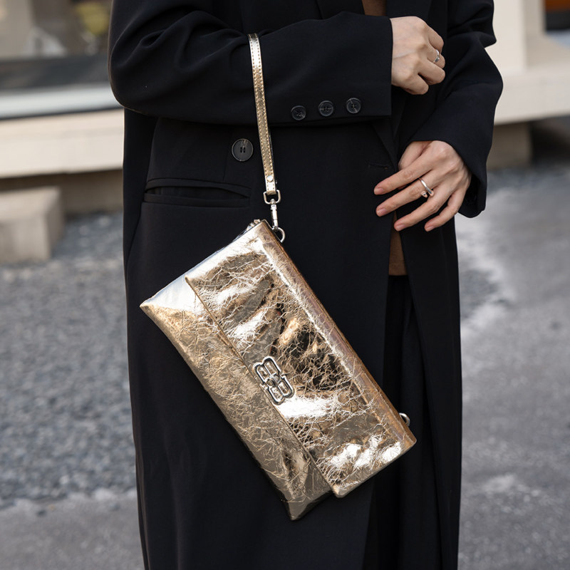 真皮休闲手包2026春季新款高档纯牛皮大容量信封手拿包夹包女气质