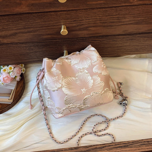 2025新款国风刺绣花朵链条水桶包新中式复古风女包包度假风斜挎包