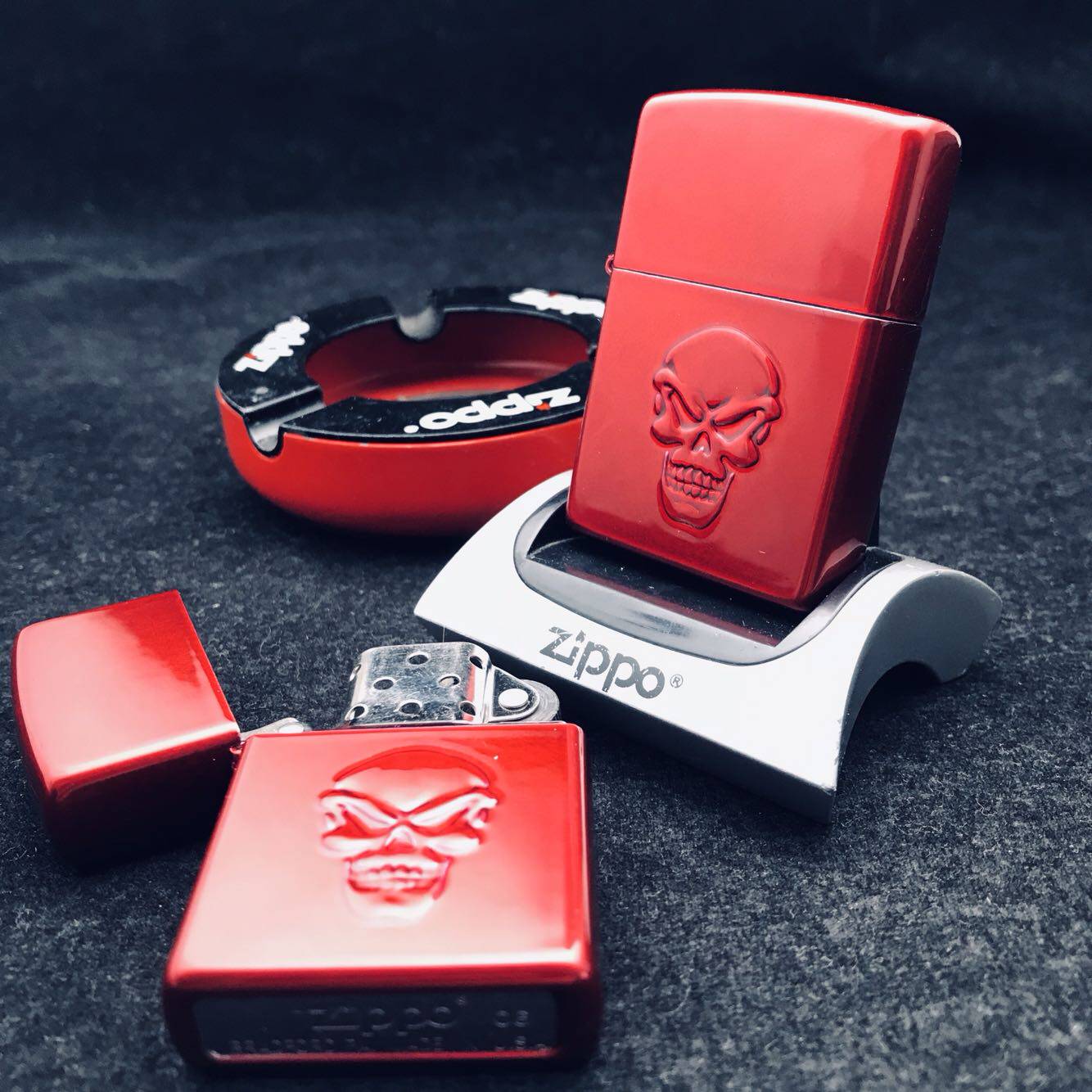 左左Zippo美国原装进口防风煤油打火机 红光漆凸刻火焰骷髅21186