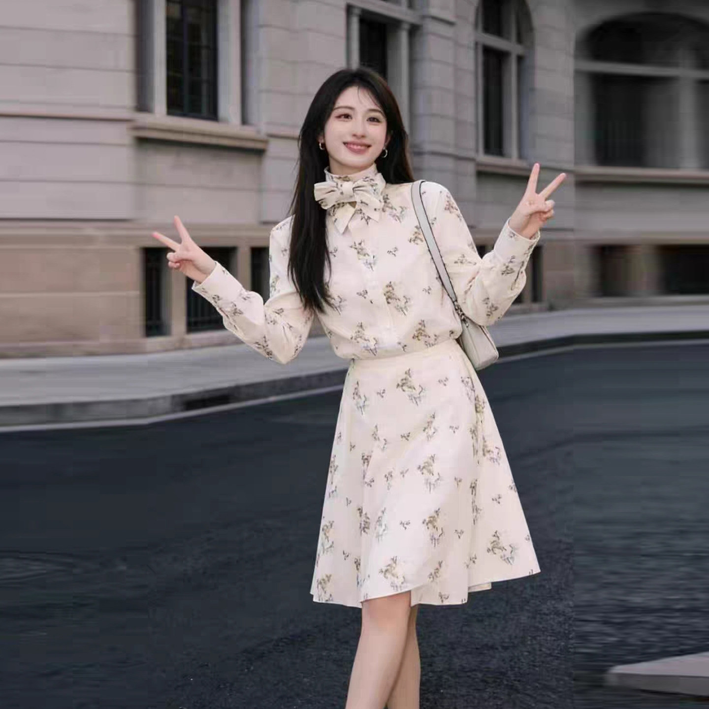 春季田园碎花蝴蝶结女装两件套图片