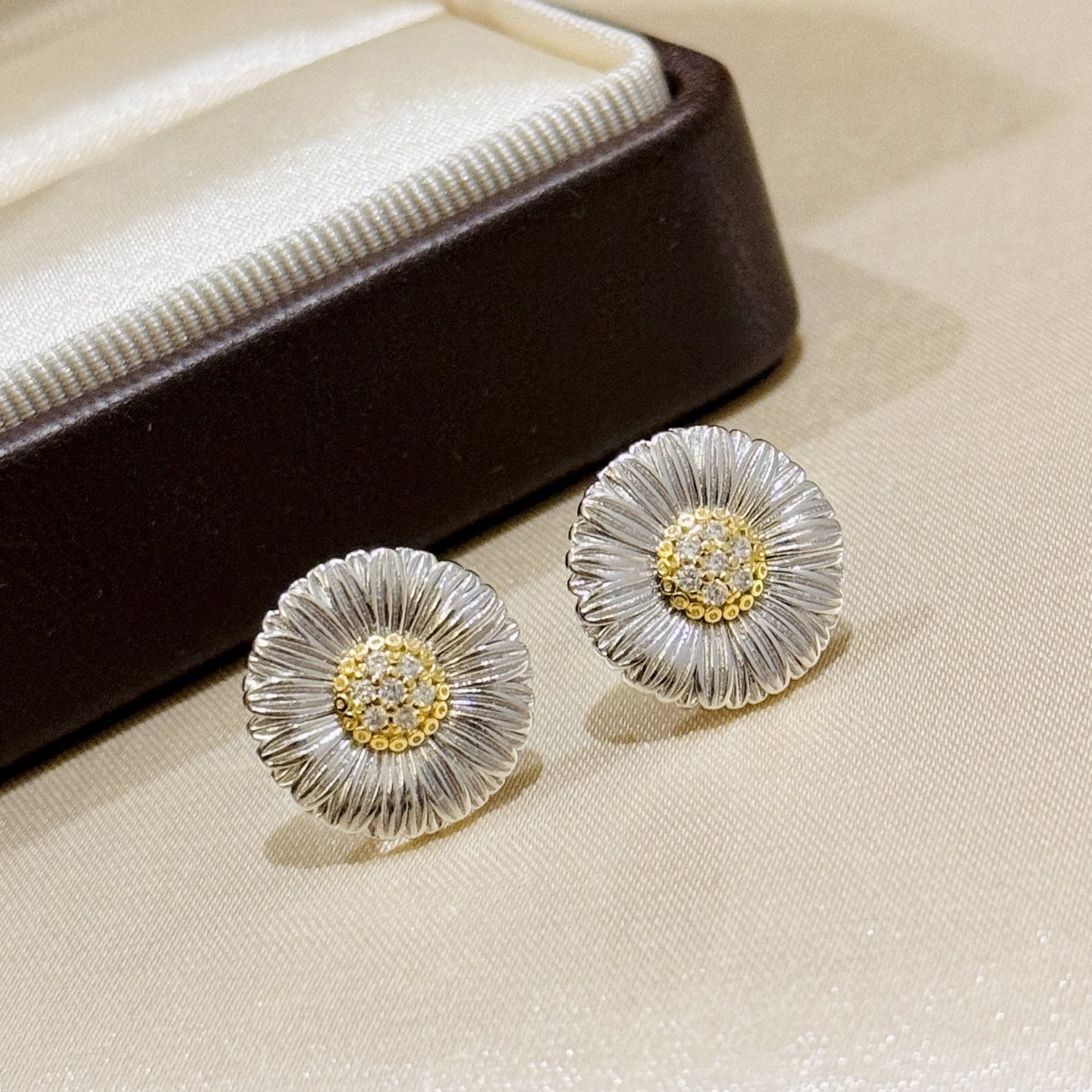 S925纯银布契风褶拉丝小雏菊耳钉褶皱复古圆形太阳花分色法式小众,饰品/流行首饰/时尚饰品新,耳钉,淘宝优惠券,粉丝福利购,淘宝优惠卷