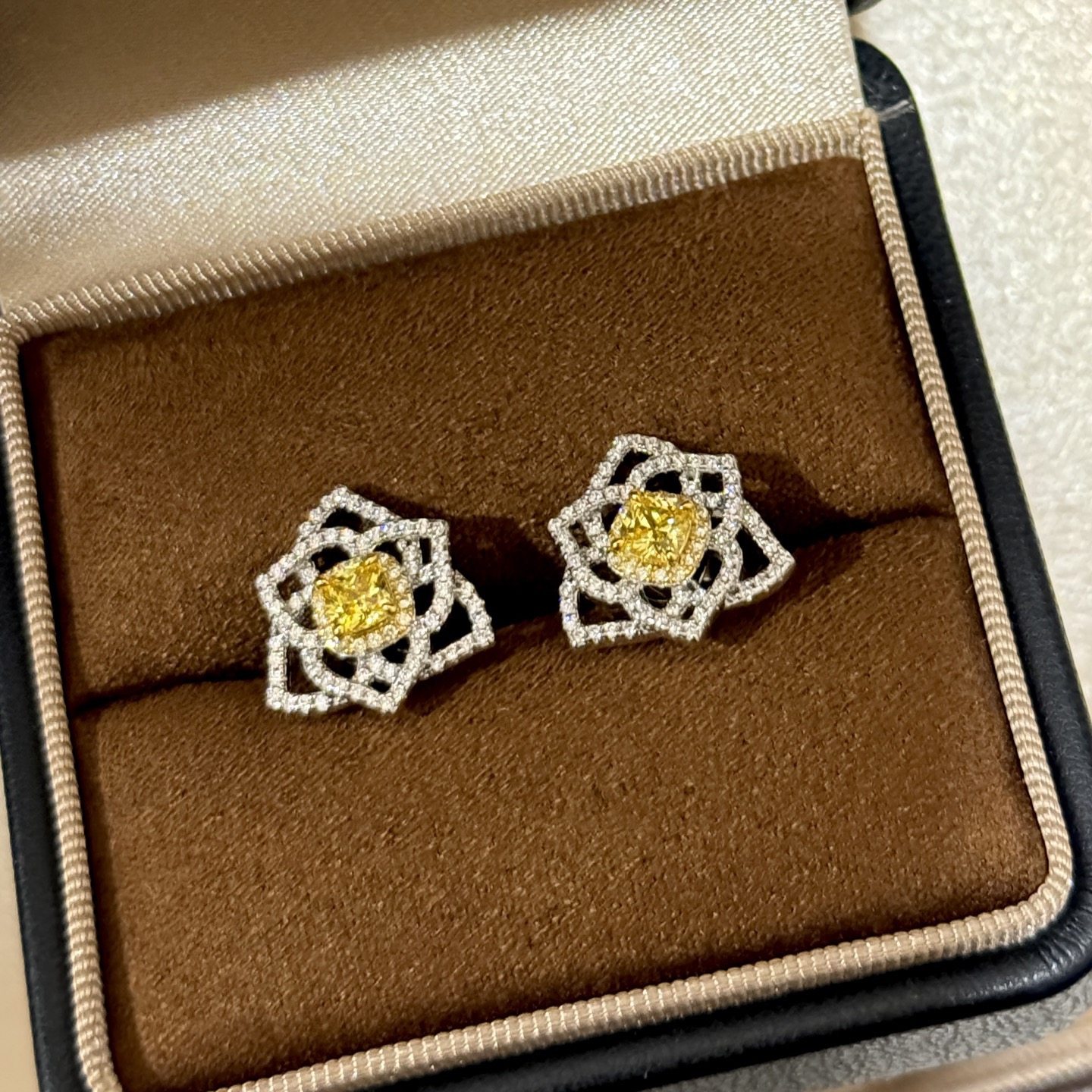 新款镂空花朵耳钉通体925纯银黄钻山茶花耳环珠宝级女精致时尚,饰品/流行首饰/时尚饰品新,耳钉,淘宝优惠券,粉丝福利购,淘宝优惠卷