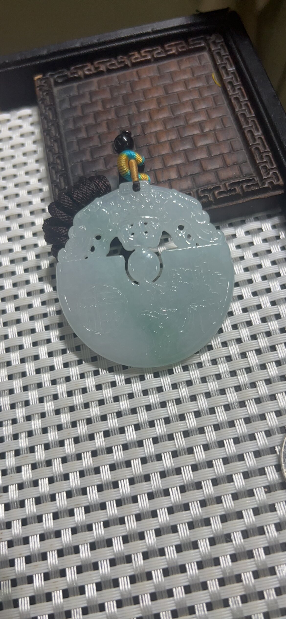 Lw天然缅甸翡翠冰糯镂空雕飘绿花圆形仿古双龙牡丹花开富贵玉牌