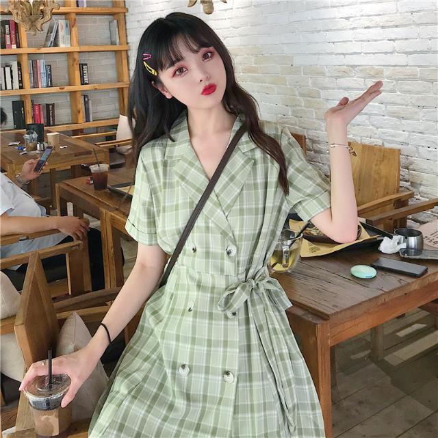 大码女装夏季新款牛油果绿格子西装领连衣裙胖MM法式系带排扣裙子