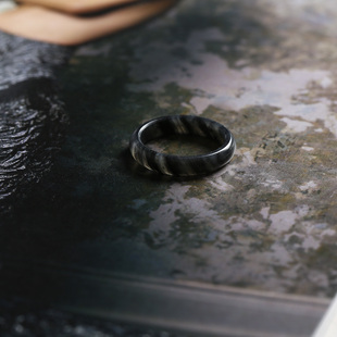 26号戒指 新疆和田玉青花籽料大尺码籽玉窄条泥鳅背指环8391