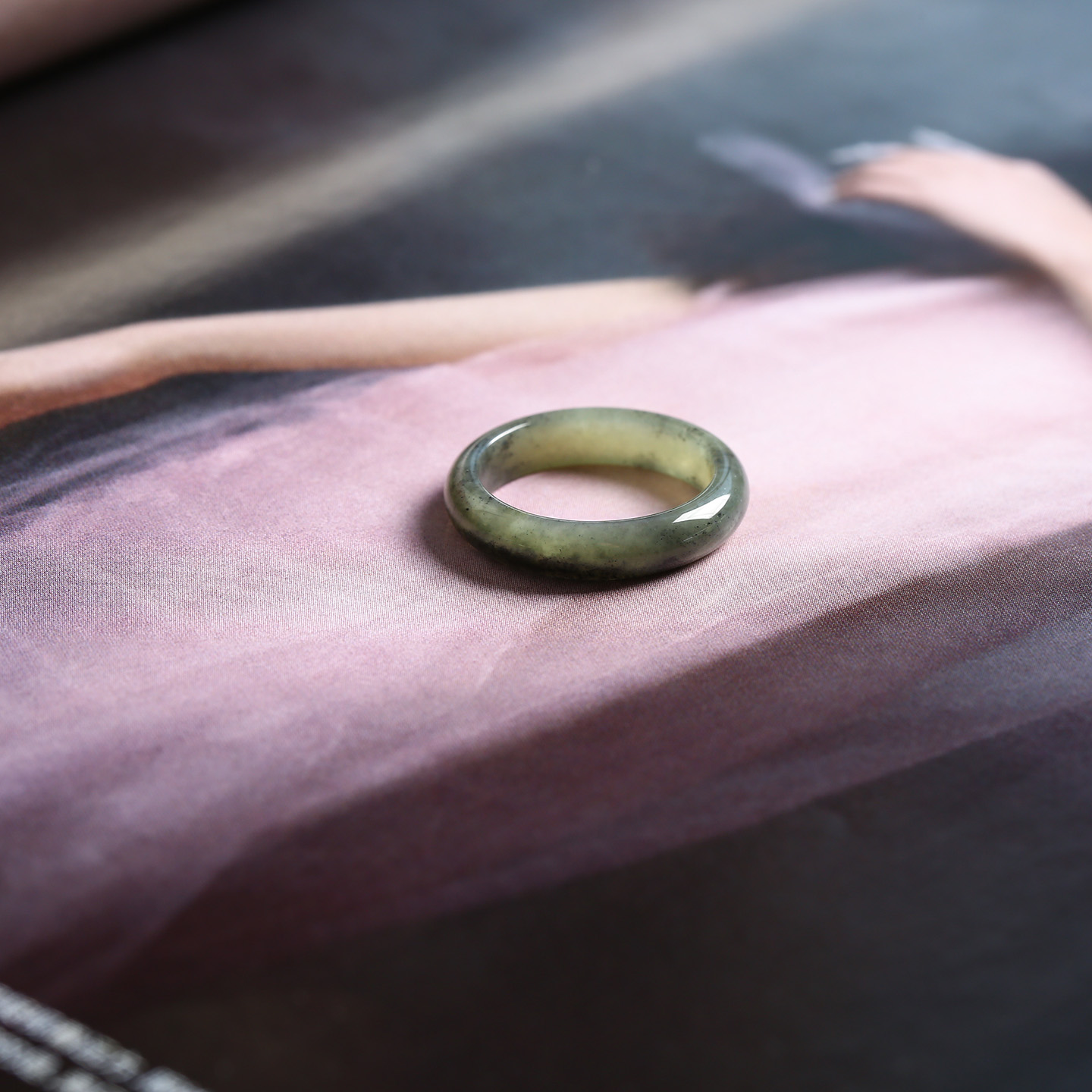 20号戒指 新疆和田玉青花泥鳅背圆弧素圈指环 459