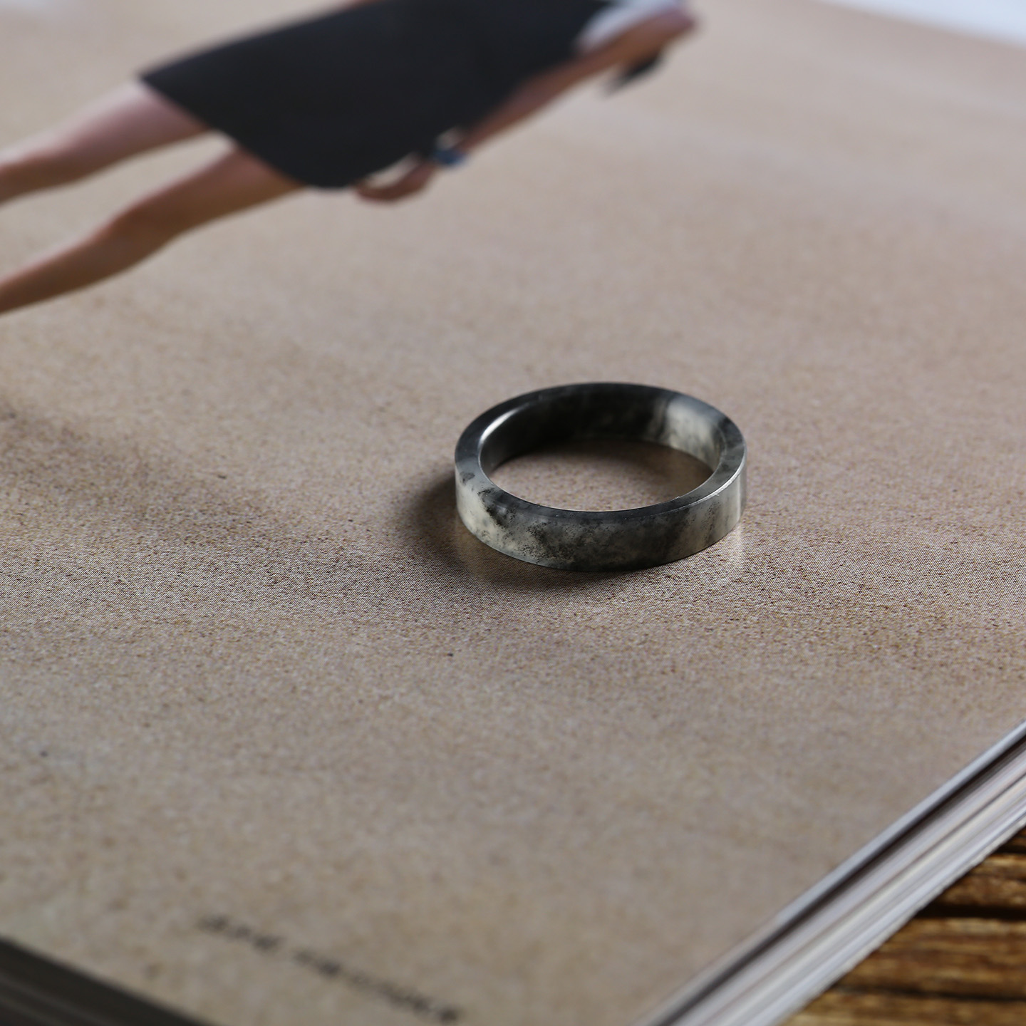 16号戒指 新疆和田玉青花籽料 籽玉窄条方口直切款指环 9460