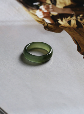 12号戒指 和田玉晴水深青白泥鳅背圆弧素圈指环 1622