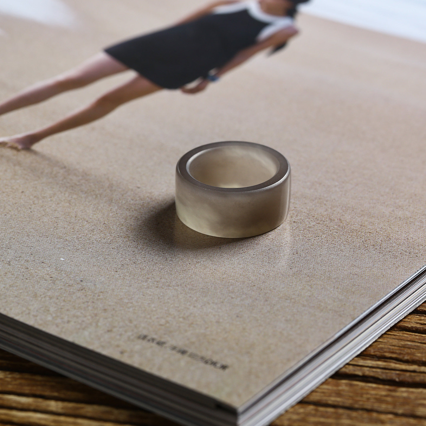 17号戒指 和田玉烟紫宽条直切款方口指环 扳指 9462