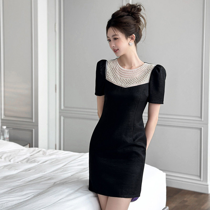 2026夏新款重工赫本珍珠领小黑裙女装收腰包臀连衣裙优雅女士礼服