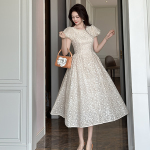 2026新款法式甜美泡泡袖蕾丝度假风收腰连衣裙夏季长裙气质大摆裙