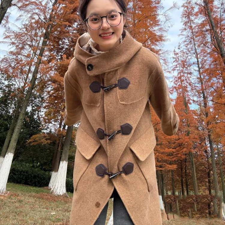 学院风连帽格纹长款牛角扣大衣