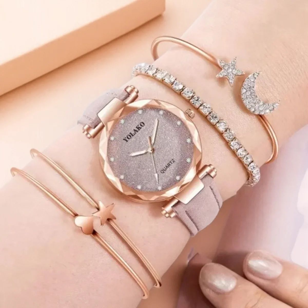 Women's Quartz Watch with Leather Strap Frosted Dial Diamond