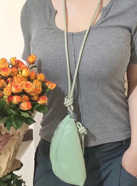 小众mini挂脖牛角包头层油蜡牛皮小钱包休闲百搭口红包手拎零钱包