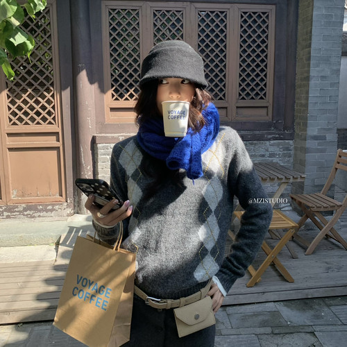 MZI STUDIO-秋冬复古菱格纹提花V领英气时尚套头保暖毛衣A80258#
