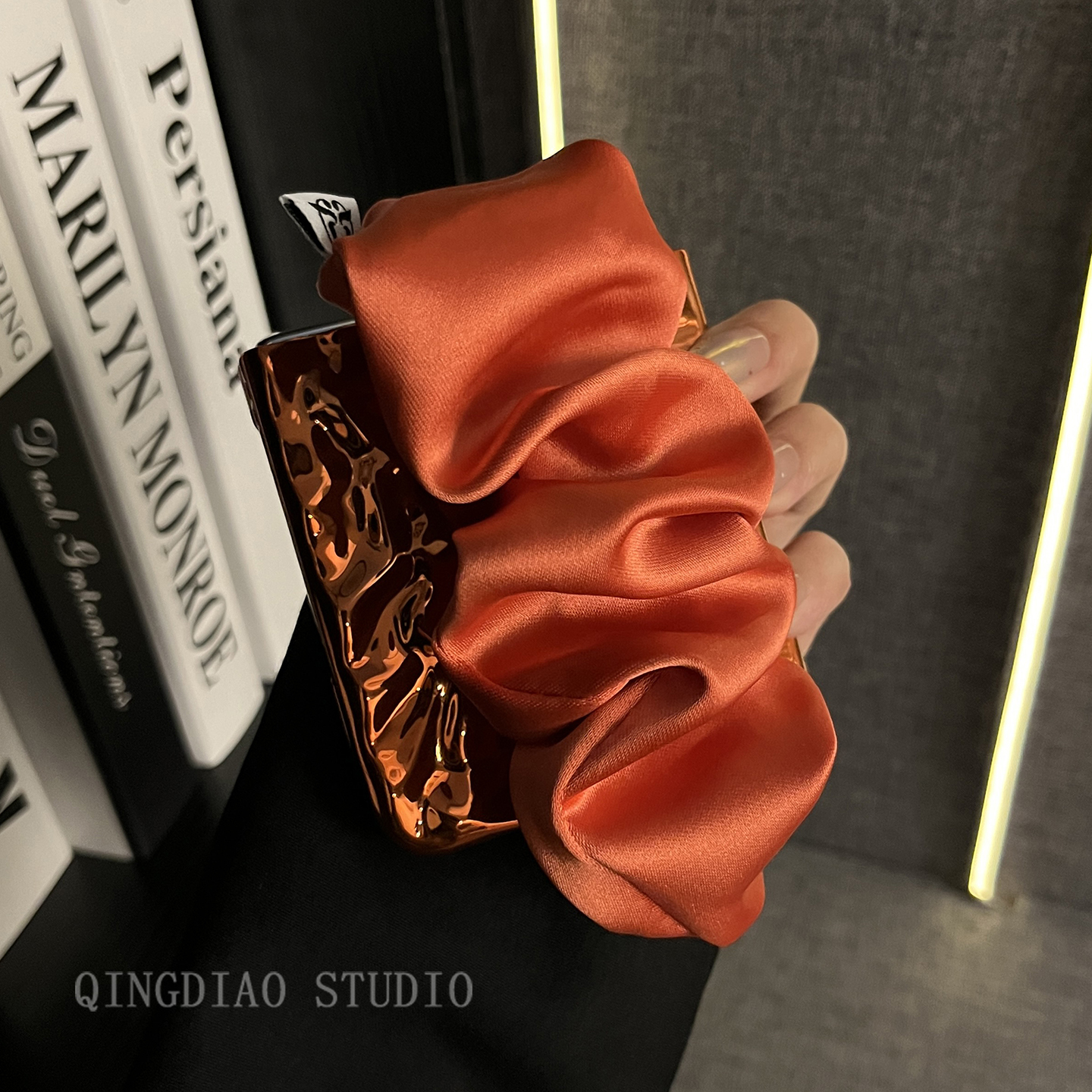 轻调 商务ins风电镀褶皱橙色丝巾腕带适用于华为novaflip手机壳全包新款HUAWEI折叠屏NovaFlip翻盖防摔保护套