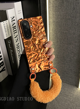 轻调 高端电镀褶皱橙色毛茸手提腕带适用于三星zfold7/6/5Galaxy Z W25/24手机壳新款折叠屏翻盖防摔保护套