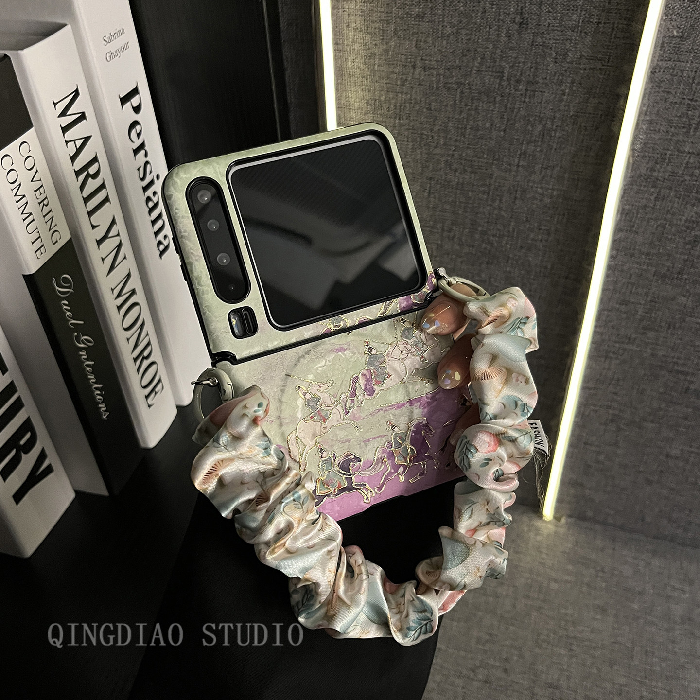 轻调 艺术风万马奔腾磁吸丝巾手提链适用于华为Pura X手机壳全