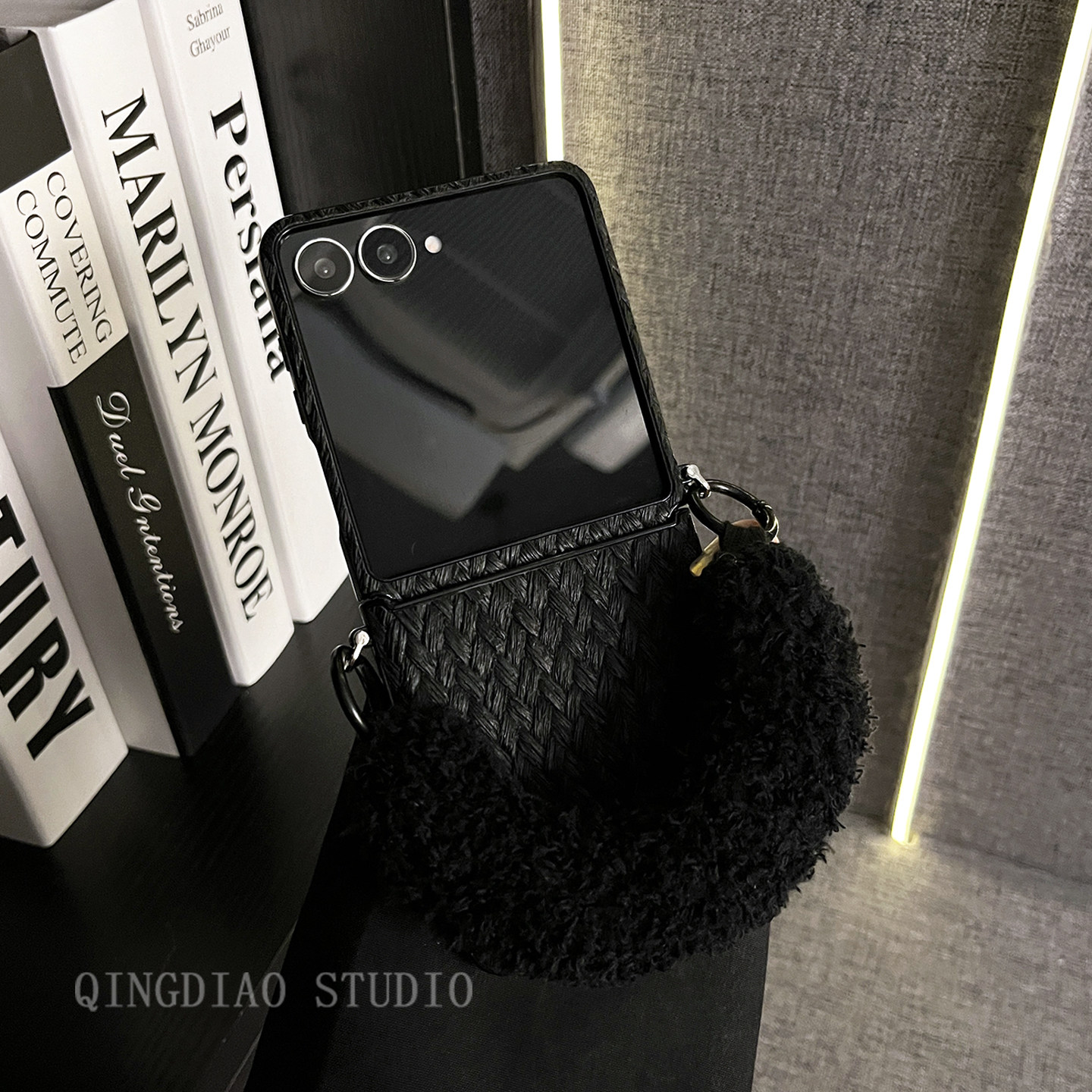 轻调 潮牌黑色草席纹毛茸手提腕带适用于三星zflip7/6/5/