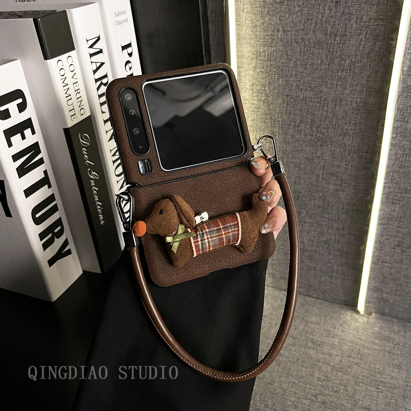 轻调 复古粽月坑纹腊肠狗皮质手绳适用于华为Pura X手机壳全包新款purax典藏版折叠屏p50网红翻盖防摔保护套,3C数码配件,手机保护套/壳,淘宝优惠券,粉丝福利购,淘宝优惠卷