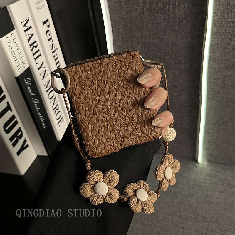 轻调 日系棕色草席纹花朵手提链适用于摩托罗拉razr60ultr