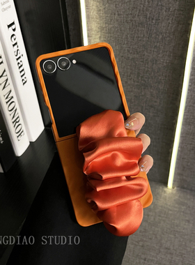 轻调 ins风简约橙色褶皱手腕带适用于三星zflip7/6/5/4/GalaxyW25Flip手机壳新款折叠屏翻盖防摔肤感保护套女