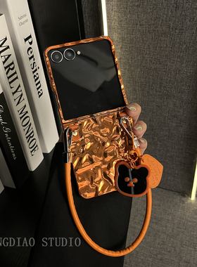 轻调 个性ins褶皱橙色熊头镜面手提绳适用于三星zflip7/6/5/4/GalaxyW25Flip手机壳新款折叠屏翻盖防摔保护套