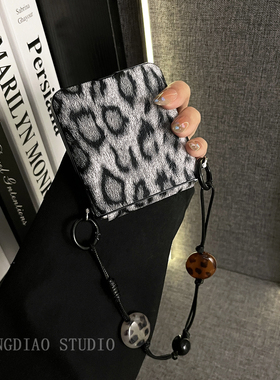 轻调 欧美灰色豹纹黑棕纽扣手提链适用于华为Nova Fip S手机壳全包新款HUAWEI折叠屏NovaFlip翻盖防摔保护套