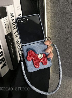 轻调 韩风蓝色针织马牛仔手提绳适用于三星zflip7/6/5/4/GalaxyW25Flip手机壳新款折叠屏翻盖防摔新年保护套