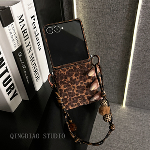 ins酷炫棕猫爪豹纹毛球珠子手链适用于三星zflip7 GalaxyW25Flip手机壳新款 折叠屏翻盖防摔保护套 轻调